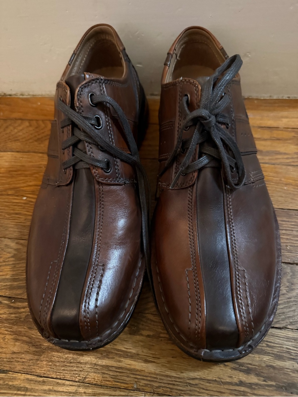 Clarks Men's Two-Tone Brown Leather Lace-Up Oxfords